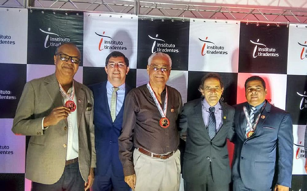 Prefeito e secretário da Saúde de Barra foram agraciados com a medalha (Foto: Divulgação) Prefeito e secretário da Saúde de Barra foram agraciados com a medalha (Foto: Divulgação)